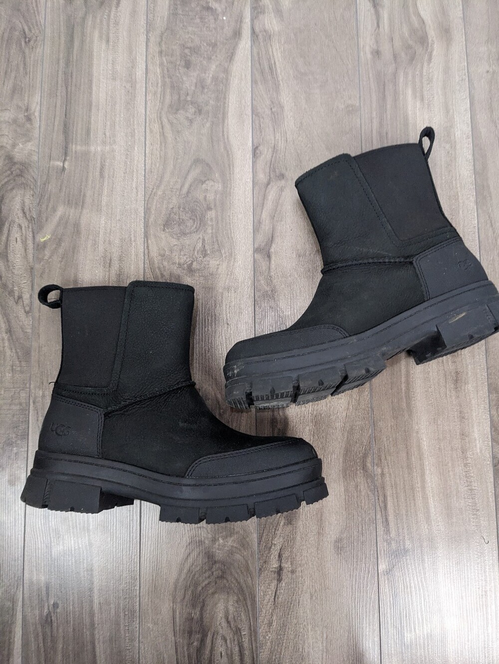 Ugg Ashton Winterized Women's Black Lug Chelsea Boot Size 10